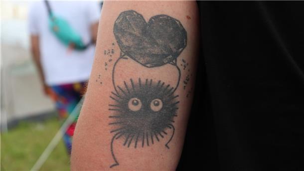 Das geht unter die Haut: Die wildesten Tattoos auf dem Hurricane Die kleinen süßen Helfer aus den Ghibli Filmen - die Rußmännchen. "Sie können Arbeit verrichten und leben in dunklen Räumen. Verlassene Häuser sind bevorzugte Wohnorte. Wenn man sie fängt, zerfallen sie zu schwarzem Staub."