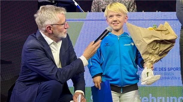 Die kleinwüchsige Schwimmerin Cora Gerdts erhielt 2023 bei den "Küstensternen des Sports" die Auszeichnung für die beste Sportlerin des Jahres. Hier spricht sie mit Moderator Norbert König.