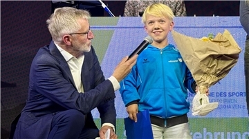 Die kleinwüchsige Schwimmerin Cora Gerdts erhielt 2023 bei den "Küstensternen des Sports" die Auszeichnung für die beste Sportlerin des Jahres. Hier spricht sie mit Moderator Norbert König.