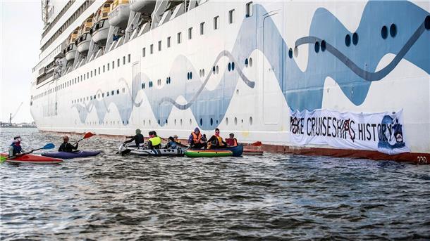 Die Klimaaktivisten versuchen, das Kreuzfahrtschiff „Aida Diva“ am Auslaufen zu hindern.