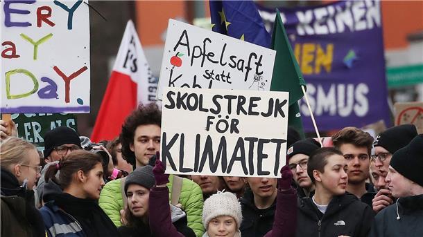 Die Klimaaktivistin Greta Thunberg (M) aus Schweden nimmt an einer „Fridays for Future“-Demonstration in Hamburg teil.