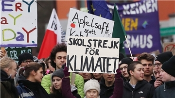 Die Klimaaktivistin Greta Thunberg (M) aus Schweden nimmt an einer „Fridays for Future“-Demonstration in Hamburg teil.