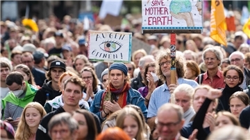Die Klimaschutzbewegung Fridays For Future hat für diesen Freitag zu einem weltweiten Klimastreik aufgerufen - hier die Demo in Köln.