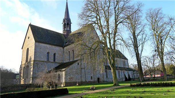 Kloster Loccum bekommt EU-Kulturerbe-Siegel Die Klosterkirche des Klosters Loccum mit dem umliegenden Friedhof.