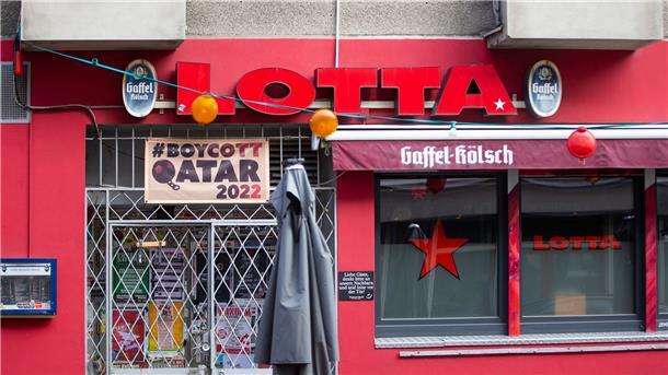 Wirtschaft erwartet ein trübes WM-Geschäft Die Kneipe Lotta in der Kölner Südstadt boykottiert die Fußball-WM-Spiele in Katar und hat über dem Eingang ein Banner aufgehängt.