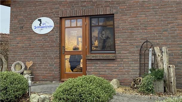 Kamm in: Das sind die krehaartivsten Friseurnamen zwischen Wesermarsch und Elbe Die Köhler "Schnippelstube" ist genau das: Eine Stube, in der die Haare fallen.