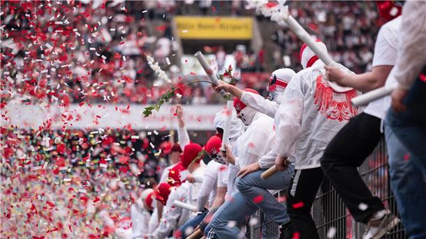 Die Kölner Fans genießen die Vorstellung ihrer Mannschaft.