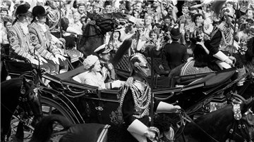 Die Königin und der Herzog von Edinburgh fahren anlässlich der Hochzeit des Prinzen von Wales und Lady Diana Spencer die Fleet Street entlang. Mit dabei: der ehemalige Lakai Paul Whybrew (ganz links).