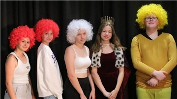 Die Königin und Höflinge (Gruppe mit Clownsperücke; von links): Sina Bauer, Lina Weber, Katharina Pooch, Maira Schnoewitz (Königin), Aaron Stoboy.