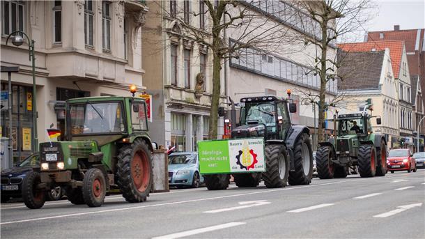 Bauernproteste am Freitag: Wurster Straße seit 1.20 Uhr wieder frei für den Verkehr Die Kolonne rollt durch Lehe.