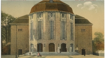 Die kolorierte Ansichtskarte von 1912 zeigt das ein Jahr zuvor eröffnete Stadttheater, in dem die Brüder Thiele häufig zu Gast waren.