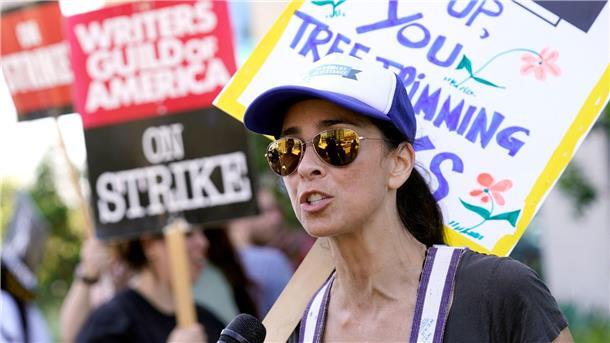 Hollywood-Ausnahmezustand: Drei Köpfe des Streiks Die Komikerin und Schauspielerin Sarah Silverman vor den Netflix-Studios.