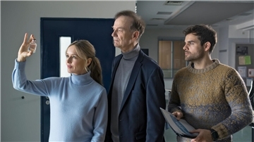 Mit Charme und Schnauze: „Ein starkes Team“ feiert Jubiläum Die Kommissare Linett Wachow (Stefanie Stappenbeck, l-r), Reddemann (Arnfried Lerche) und Nils Makowski (Lucas Reiber) begutachten ein Fläschchen mit einem „Wundermittel“.