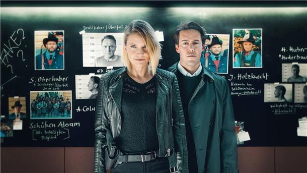 Die Kommissare Lisa Kuen (Patricia Aulitzky) und Alexander Yüsüf-Demir (Dominik Raneburger) sammeln Fakten.