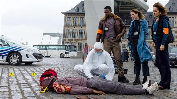Mörderischer Diamantenhandel - ARD-Film „Blutspur Antwerpen“ Die Kommissare Louma Shapiro (Marie-Lou Sellem, rechts), Pierre Didier (Miguel Francisco, 2. von links) und Michelle Wouters (Maéva Marie Mathilde Roth, 2. von rechts) ermitteln im Fall des getöteten Fotomodells Jean-Baptiste Kalemba (Pahuni Kongolo Kakesse.