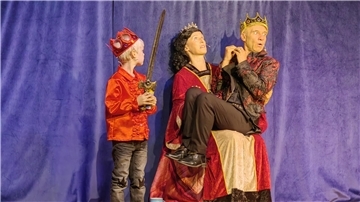 Die Komödiantin Silvia mit Clown Georg und ihrem Sohn Jona.