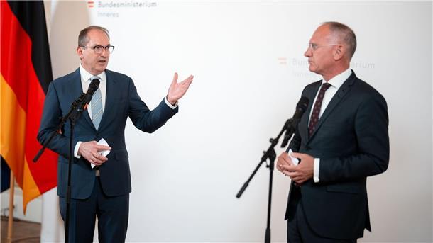Lob für Dobrindts Grenzpolitik bei Arbeitsbesuch in Wien Die konservativen Innenminister demonstrieren Harmonie.