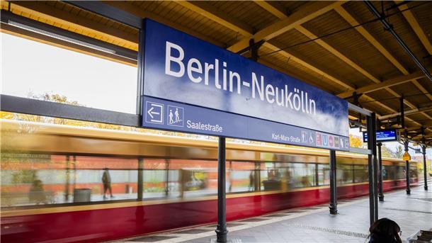 Mutmaßlicher Geldautomatensprenger festgenommen Die Kontrolle fand im Oktober am S-Bahnhof Neukölln statt. (Archivbild)
