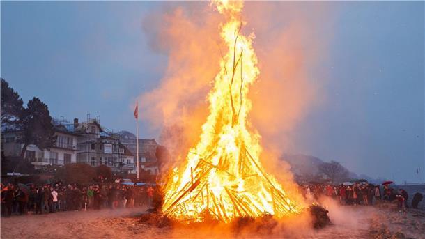 Übeltäter Feinstaub: Verpesten Osterfeuer die Luft? Die Konzentration von Feinstaub wird durch die Osterfeuer örtlich erhöht.