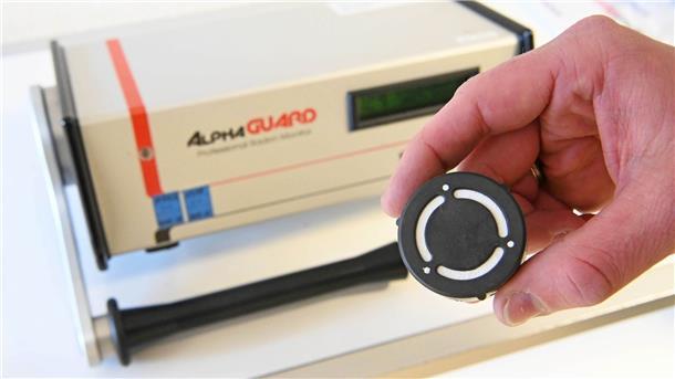 Strahlenschützer warnen vor zu geringem Wissen über Radon Die Konzentration von Radon kann auf zwei Arten gemessen werden: Mit dem Karlsruher Radonexposimeter (im Vordergrund) kann eine passive Radonmessung durchgeführt werden. Im Hintergrund ist ein Messgerät zur aktiven Radonmessung zu sehen.