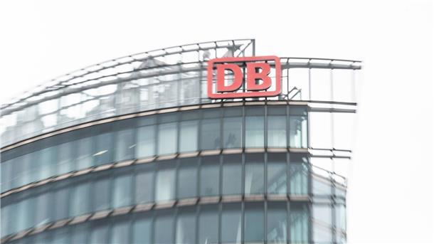 Bahn soll Schenker-Verkauf prüfen und vorbereiten Die Konzernzentrale der Deutschen Bahn am Potsdamer Platz in Berlin.