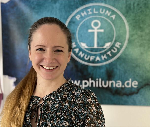 Selbst - Ständig - Glücklich: Warum diese Frau ein Business gestartet hat Eine Frau mit langen blonden Haaren im Zopf lächelt in die Kamera.