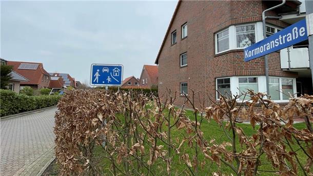 Die Kormoranstraße in Burhave ist eine ruhige Wohnstraße. Hier lebt der Mann seit Mitte Dezember in seinem Auto.