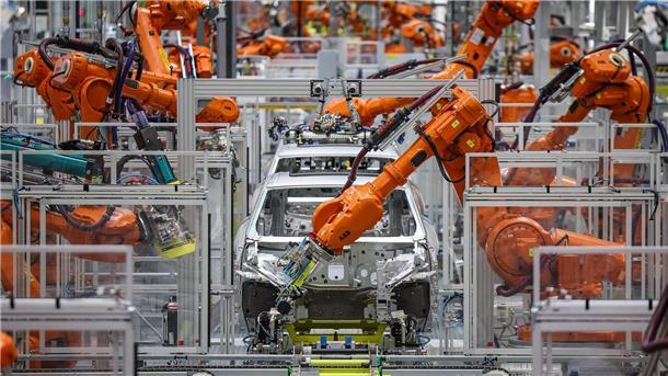 Die Kosten der Autokonzerne in Deutschland sind einem EY-Experten zufolge zu hoch, die Apparate zu schwerfällig. (Symboldbild)