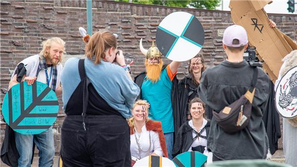 Bunt und beschwipst gehen die Studenten beim Kutterpullen an den Start Verkleidete Studenten stellen sich zu einem Gruppenfoto auf