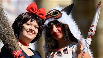Die kostümierten Teilnehmerinnen Prinzessin Mononoke (r) und Kiki lieben die Anime- und Manga-Convention Connichi.