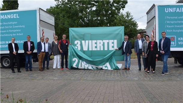 Die Krankenhäuser in der Elbe-Weser-Region schlagen Alarm: In Stade haben Vertreter von sieben Klinikstandorten den dringend notwendigen Handlungsbedarf aufgezeigt. Anhand von zwei Lkw, die symbolisch ein Krankenhausbett auseinanderziehen, wurden die enormen personellen und finanziellen Belastungen dargestellt, denen die Krankenhäuser derzeit ausgesetzt sind.