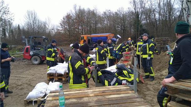 Die Kreisfeuerwehrbereitschaft beim Einsatz gegen die Wassermassen in Lilienthal Anfang des Jahres. 