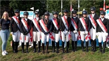 Die Kreismeister 2024 des Kreisreiterverbandes Wesermünde in der Dressur, im Springen und im Vierkampf: Simona Graudenz aus der Geschäftsführung von Sponsor Astro Motoren (v. li.), Carlotta Kopitzki, Rebecca Rümke, Carmen Cordes, Line Brauer, Linn Sophie Mauchert, Jessica Terry, Lara Cordes, Nele Joswig, Alexandra Karnahl und Nette Oerding.