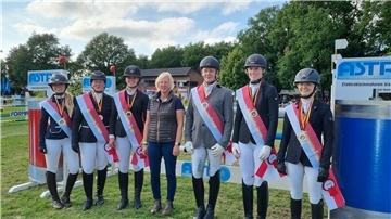 Die Kreismeister bei den Elmloher Reitertagen 2023 (von links): Lisa Verena Ohlrogge (von links), Susanne Gooß, Laura Meyer-Benecke, Andrea Graudenz (Sponsor), Ingo Sties, Luisa Blömer und Carlotta Kopitzki. 