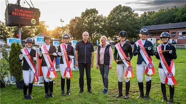 Auch die regionalen Reiter kommen bei den Elmloher Reitertagen groß raus Die Kreismeister des Reiterverbandes Wesermünde 2022: Felicia Lemke (von links), Marion Stindt, Theresa Mügge, Rüdiger Sauer vom Kreissportbund Cuxhaven, Sponsorin Andrea Graudenz, Laura Meyer-Benecke, Lena Hartmann und Lisa Verena Ohlrogge.
