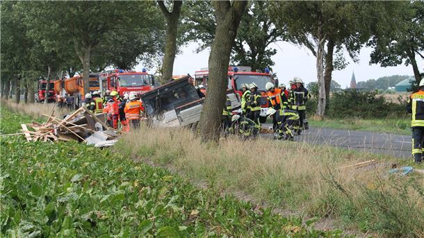 Feuerwehr befreit 55-Jährigen aus Unfallwrack Die Kreisstraße blieb, während der Rettungsarbeiten und Unfallaufnahme voll gesperrt.
