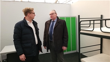 Zwei Männer unterhalten sich