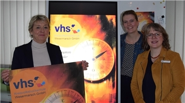 Ulrike Michalzik, Monika van Büren und Claudia Schütze mit Plakaten der KVHS zur Präsentation des Frühjahsprogramms 2024.