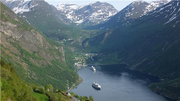 Kreuzfahrtschiffe im Geirangerfjord.