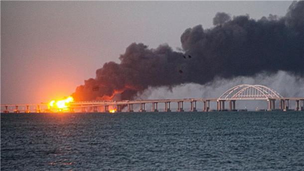 „Der Russe hört mit“ - Was zum Luftwaffen-Leak bekannt ist Die Krim-Brücke wurde immer wieder Ziel von Angriffen, wie hier im Oktober 2022.