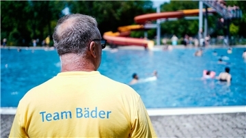 Die Kriminalität in Freibädern nimmt zu, einige Schwimmmeister sind besorgt.