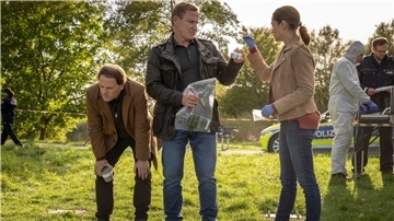 Die Kriminalkommissare Drechshage (Stefan Haschke, l-r) und Overbeck (Roland Jankowsky) sichern mit Isabel Wolfangel (Sarah Alles-Shahkarami) Spuren.