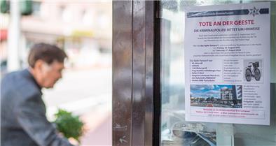 Die Kriminalpolizei versucht nun, auch mit Hilfe von Plakaten an Hinweise aus der Bevölkerung zu gelangen, um das Verbrechen an der "Toten an der Geeste" aufklären zu können. Unser Foto entstand in Lehe.