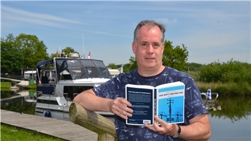 Die Krimis von Markus Rahaus spielen im Cuxland und haben alle einen maritimen Bezug.