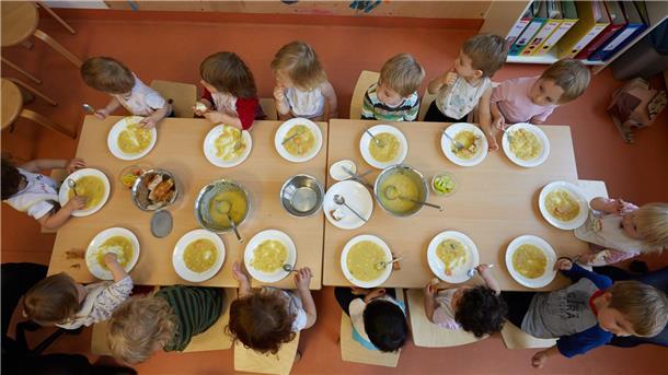 Zu viel Fleisch und zu wenig Gemüse in Kitas Die Krippen-Kinder einer Kita essen Kartoffelsuppe zu Mittag.