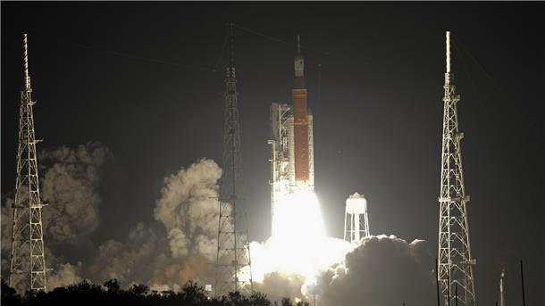 Die krisengeplagte Nasa-Mondmission „Artemis 1“ hat begonnen.