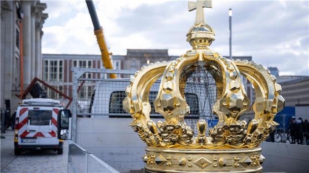 Vor der „Krönung“ - Humboldt Forum erhält riesige Krone Die Krone der Kartusche liegt auf der Ablagefläche eines Transporters. Die Kartusche mit Krone ist rund zwei Millionen Euro teuer.