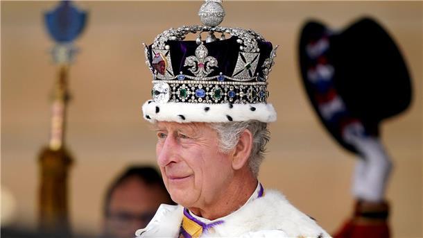 Die Krone sitzt: König Charles III. empfängt einen königlichen Salut von Mitgliedern des Militärs in den Gärten des Buckingham Place nach seiner Krönung.