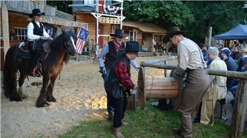 Cowboys in einer Westernstadt