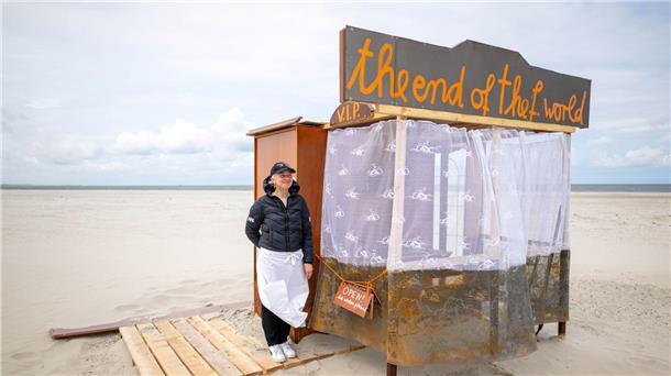 Die Künstlerin Constanze Klar hat im Rahmen eines Kunstprojekts eine temporäre Bar „am Ende der Welt“ am Strand von Spiekeroog aufgebaut. 